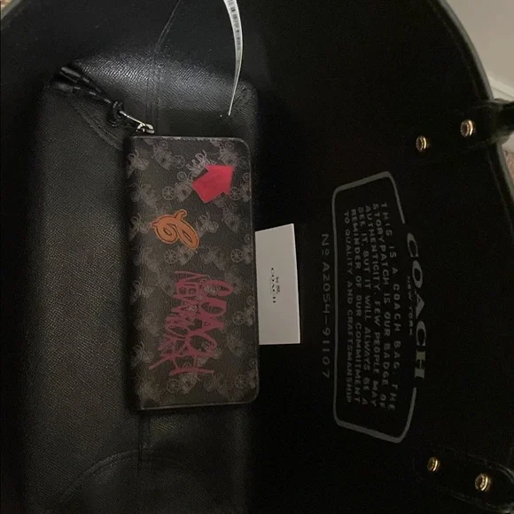 Reversible horse & carriage Tote & wallet set - Picture 6 of 9